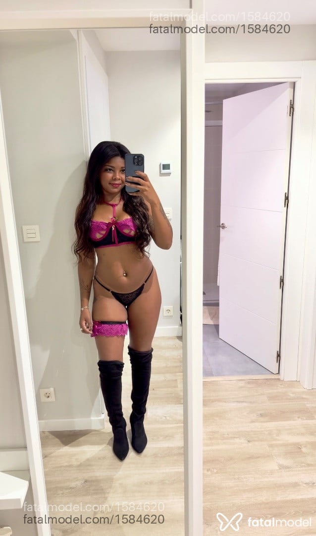 Acompanhante mulher com cabelo castanho de olhos castanhos em Florianópolis Acompanhante mulher com cabelo castanho de olhos castanhos em Florianópolis - Yasmin Prado