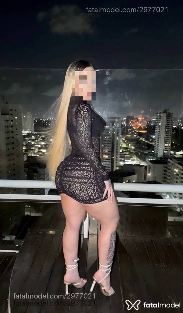 Acompanhante mulher loira (o) de olhos pretos - Alice
