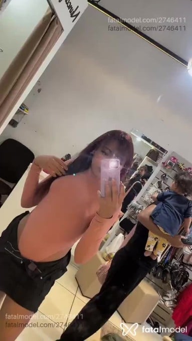 Acompanhante mulher trans com cabelo castanho de olhos pretos - Almeida