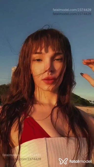 Acompanhante mulher trans com cabelo castanho de olhos verdes - Juzinha