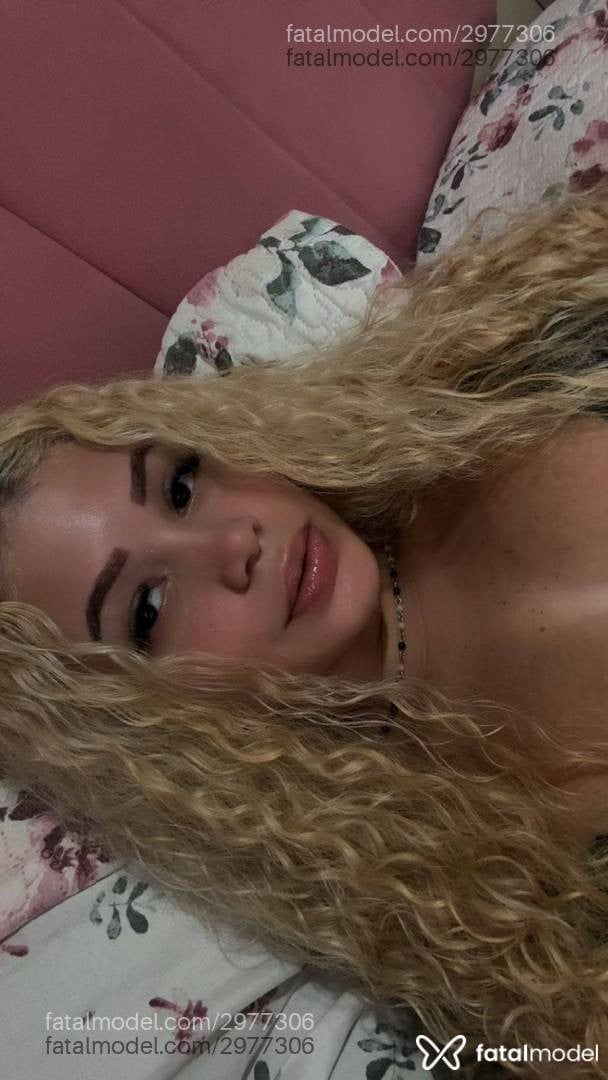 Acompanhante mulher loira (o) de olhos pretos em Passos - Carolina Gomes