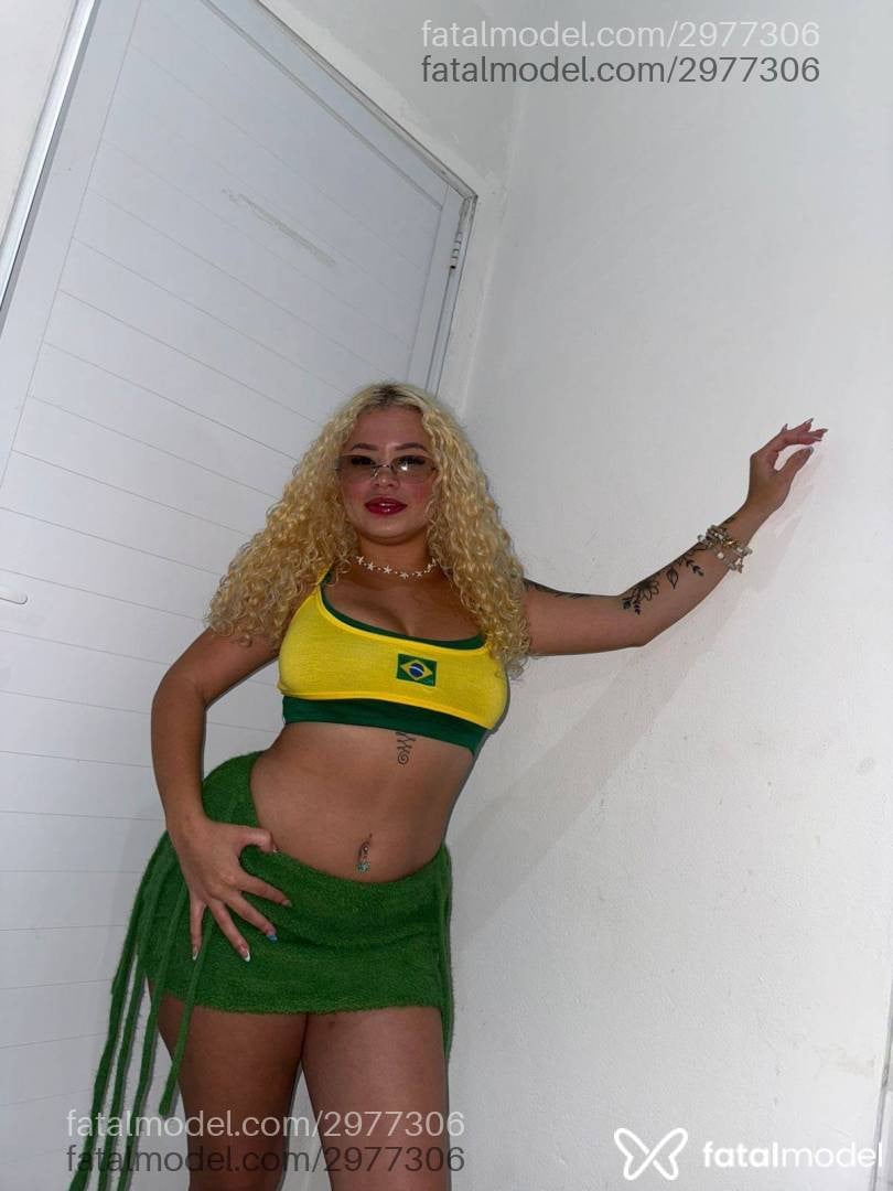 Acompanhante mulher loira (o) de olhos castanhos em Passos - Carolina Gomes