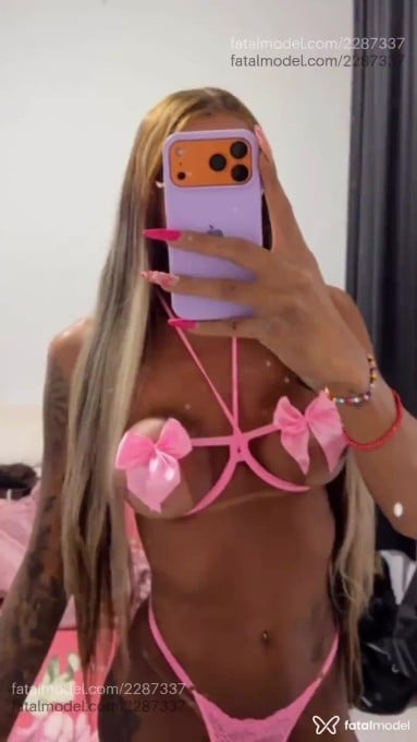 Acompanhante mulher trans morena (o) de olhos mel - Hanna Colucci Acompanhante mulher trans morena (o) de olhos mel - Hanna Colucci