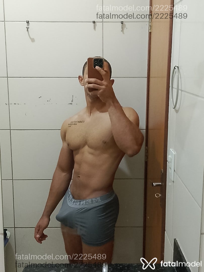 Acompanhante homem morena (o) de olhos castanhos em Araguari - Carlos
