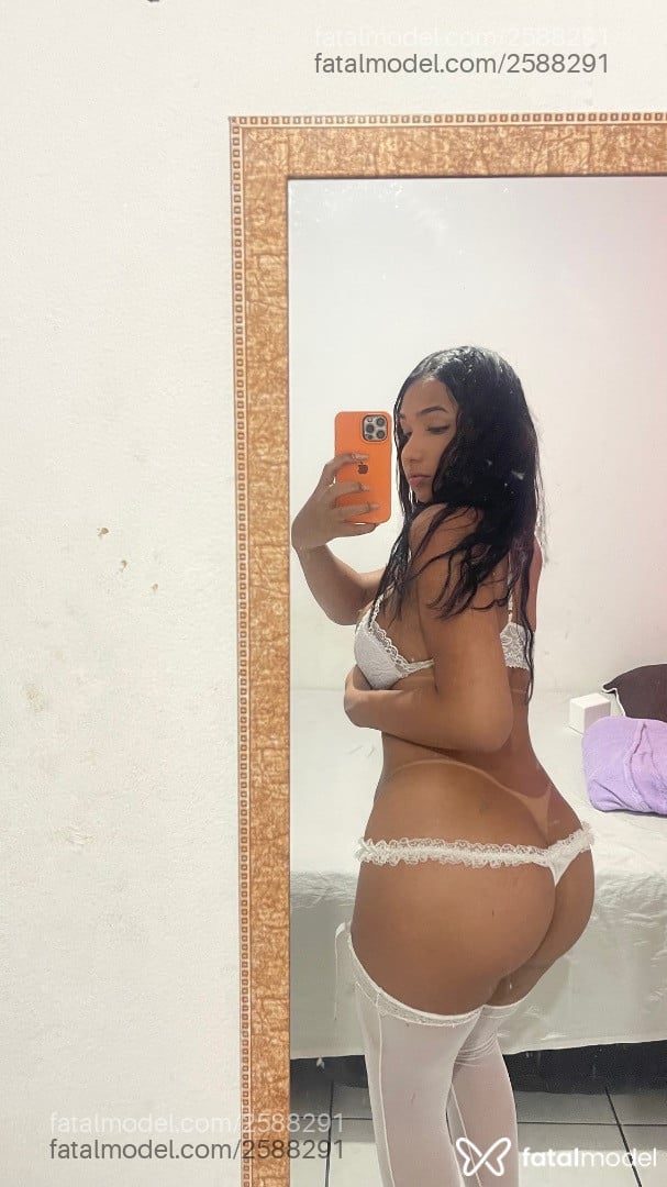 Acompanhante mulher trans morena (o) de olhos pretos - Luninha