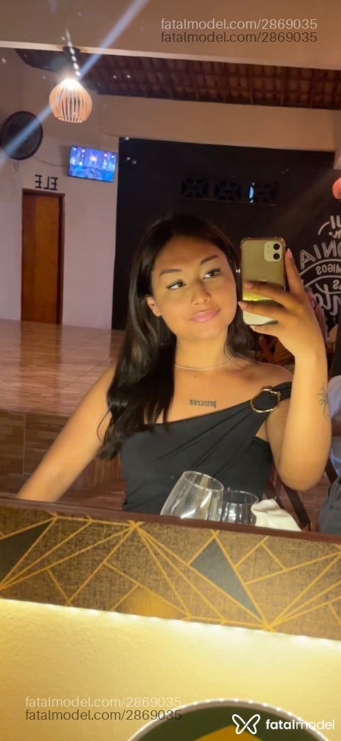 Acompanhante mulher trans com cabelo castanho de olhos pretos em São Paulo - Mirella