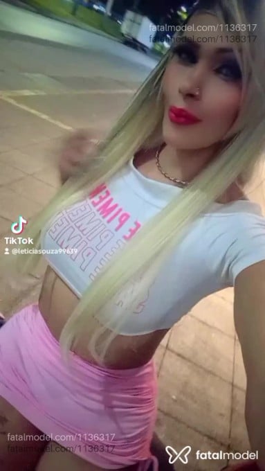 Acompanhante travesti com cabelo colorido de olhos cinza em Primavera do Leste Acompanhante travesti com cabelo colorido de olhos cinza em Primavera do Leste - Lettys