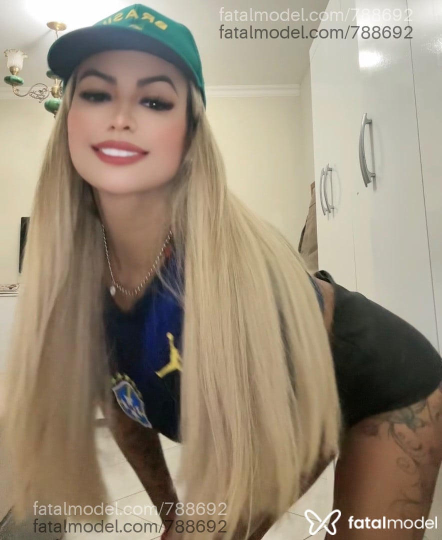 Acompanhante mulher loira (o) de olhos castanhos em São José dos Campos - Aline
