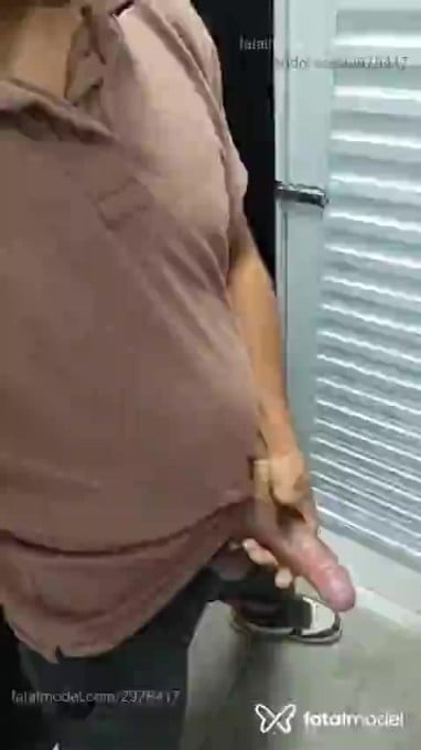 Acompanhante homem com cabelo castanho de olhos castanhos - Léo Acompanhante homem com cabelo castanho de olhos castanhos - Léo