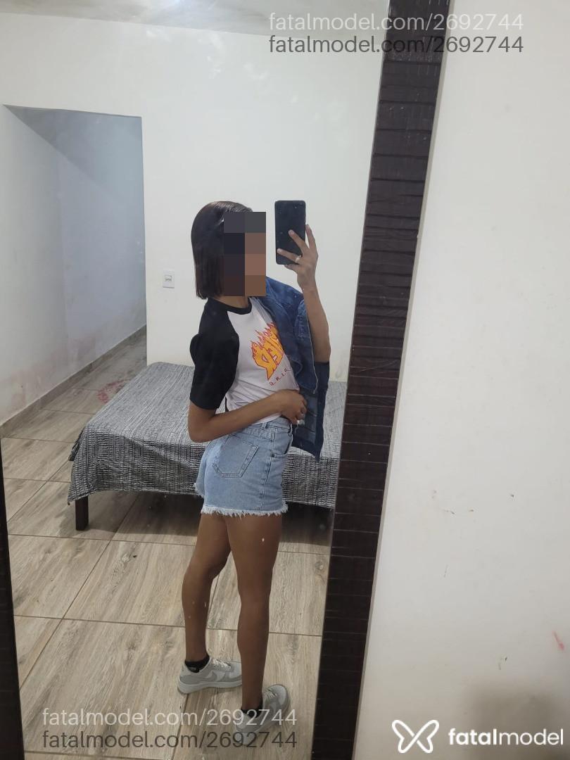 Acompanhante mulher com cabelo castanho de olhos castanhos - Lua