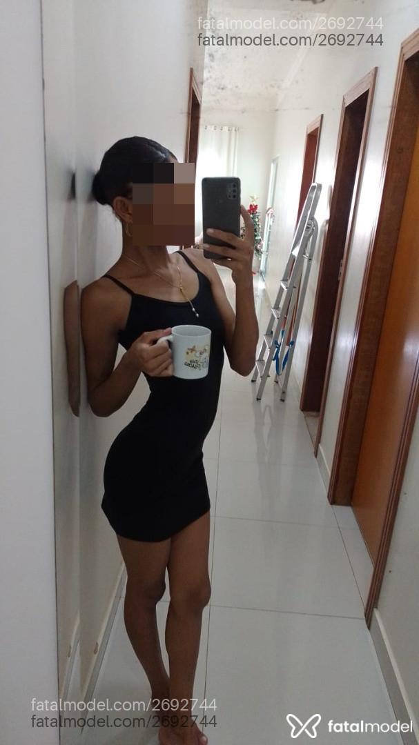 Acompanhante mulher com cabelo castanho de olhos castanhos - Lua