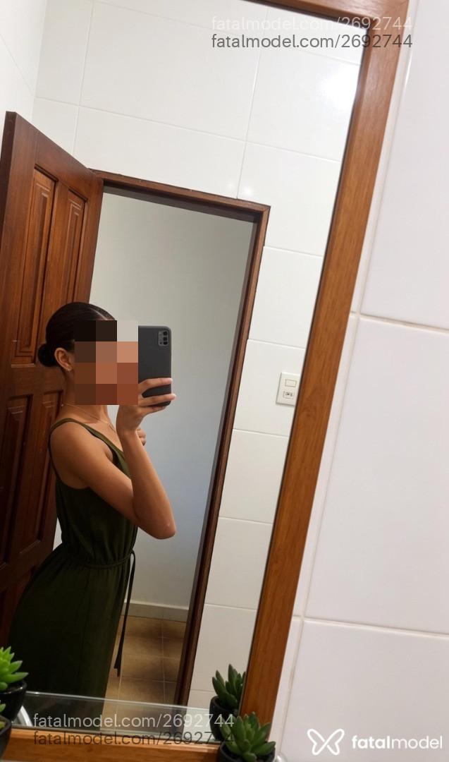 Acompanhante mulher com cabelo castanho de olhos castanhos - Lua
