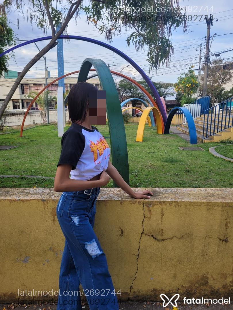 Acompanhante mulher com cabelo castanho de olhos castanhos - Lua