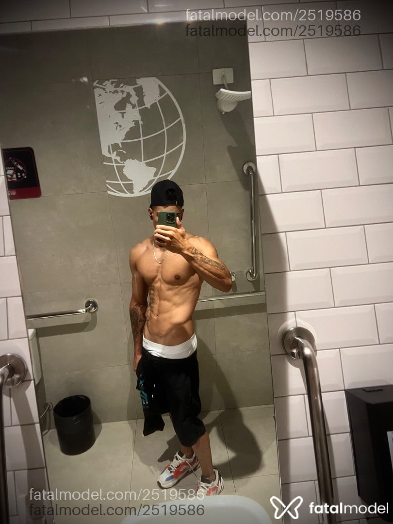 Acompanhante homem com cabelo castanho de olhos castanhos em Brasília - João