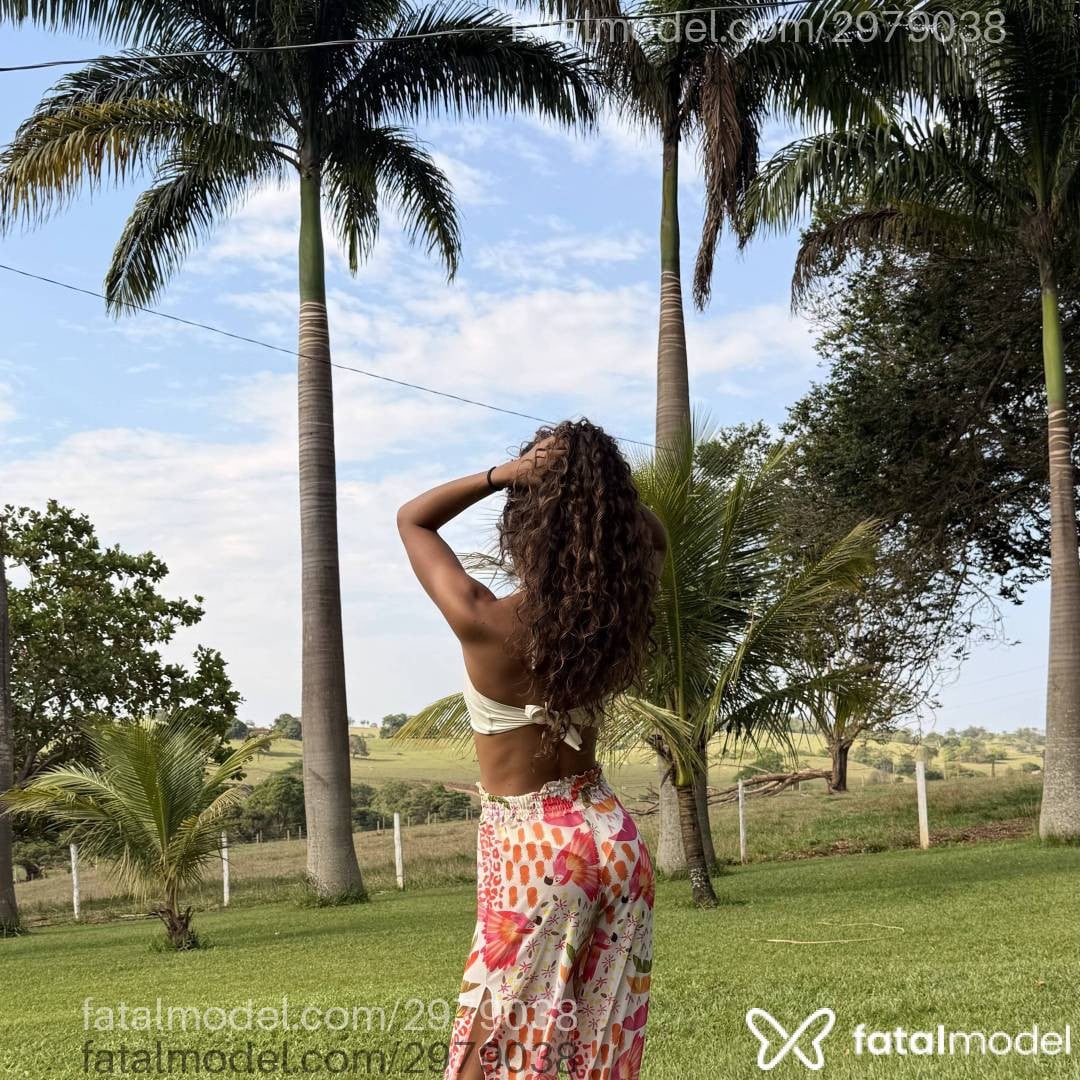 Acompanhante mulher morena (o) de olhos mel - Nicole