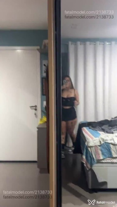 Acompanhante mulher com cabelo castanho de olhos mel - Lua