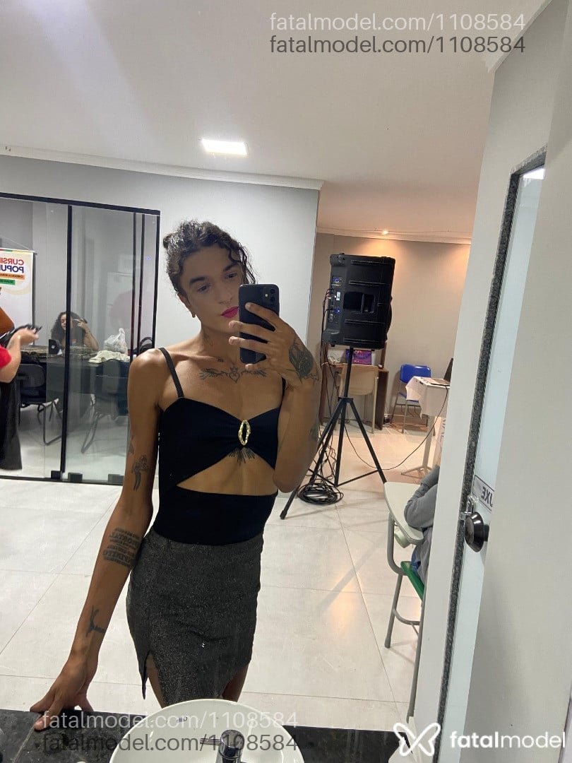 Acompanhante mulher trans com cabelo castanho de olhos pretos - Moira Acompanhante mulher trans com cabelo castanho de olhos pretos - Moira