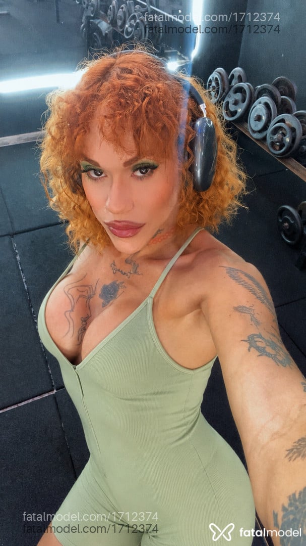 Acompanhante mulher trans ruiva (o) de olhos castanhos - Lala Lisa