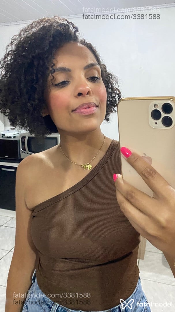 Acompanhante mulher com cabelo castanho de olhos castanhos em Osório - Cahhh