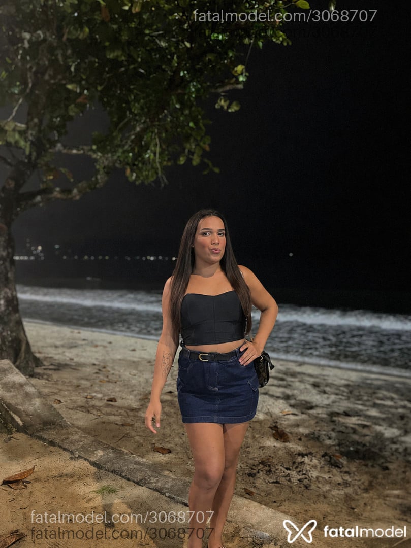 Acompanhante mulher trans com cabelo castanho de olhos castanhos em Ubatuba - Larah Melo