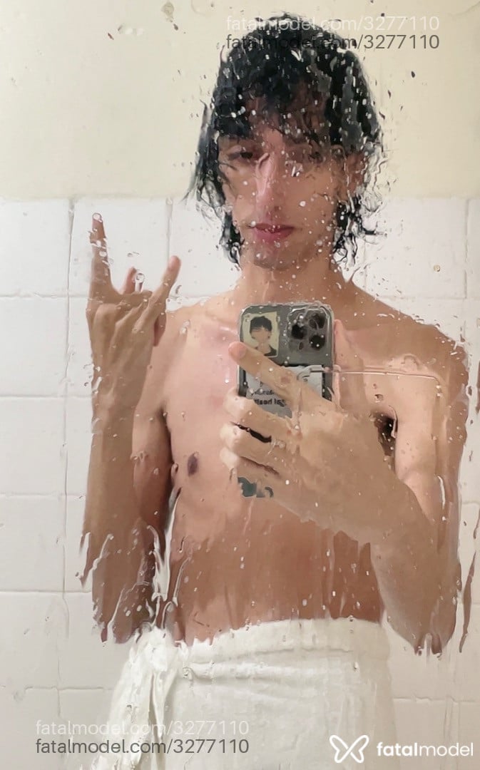 Acompanhante não-binário com cabelo castanho de olhos pretos em São Paulo - Shy Boi