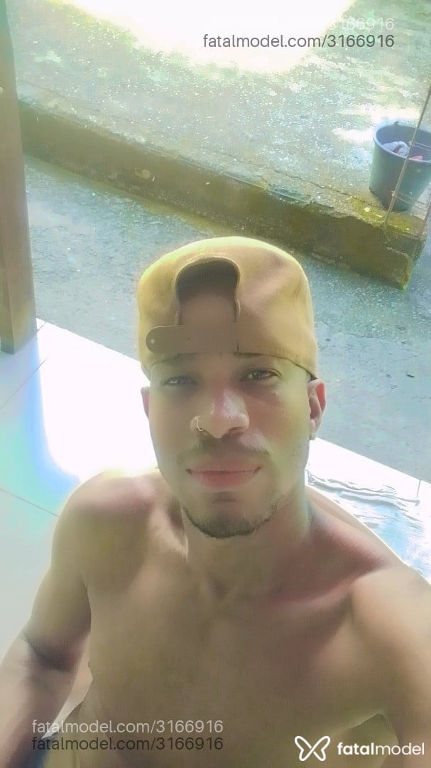 Acompanhante homem com cabelo castanho de olhos castanhos em Virtual - Lukinha
