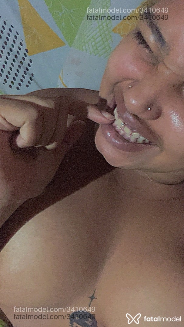 Acompanhante mulher com cabelo colorido de olhos castanhos - Flora Acompanhante mulher com cabelo colorido de olhos castanhos - Flora