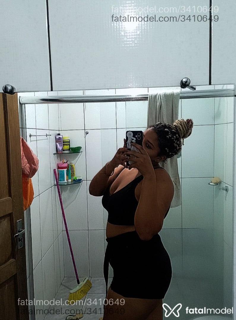 Acompanhante mulher com cabelo colorido de olhos castanhos - Flora Acompanhante mulher com cabelo colorido de olhos castanhos - Flora