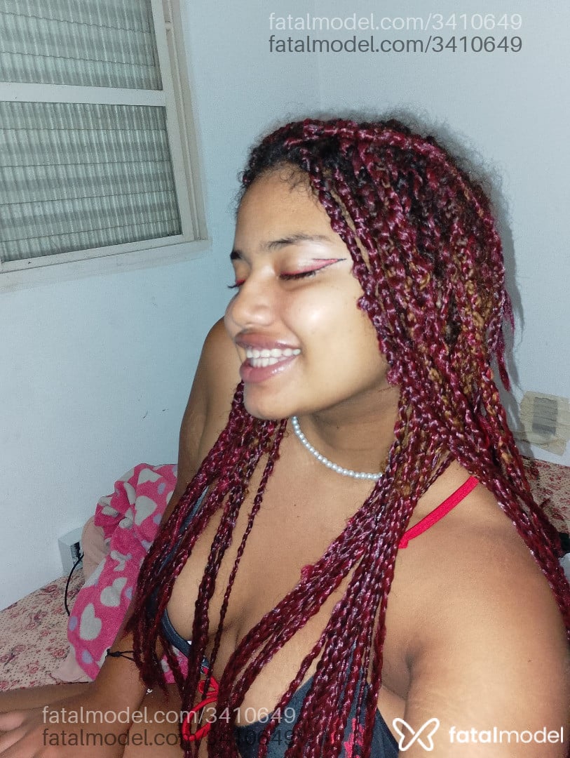 Acompanhante mulher com cabelo colorido de olhos castanhos - Flora Acompanhante mulher com cabelo colorido de olhos castanhos - Flora