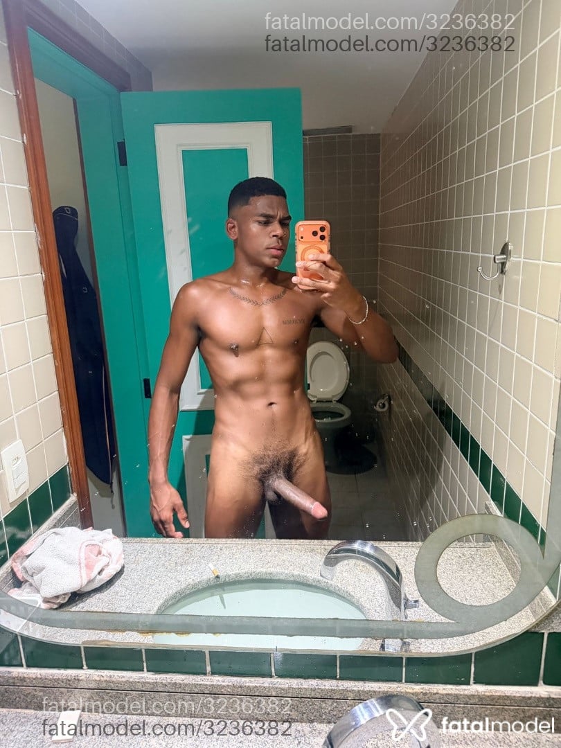 Acompanhante homem morena (o) de olhos castanhos - Vitor
