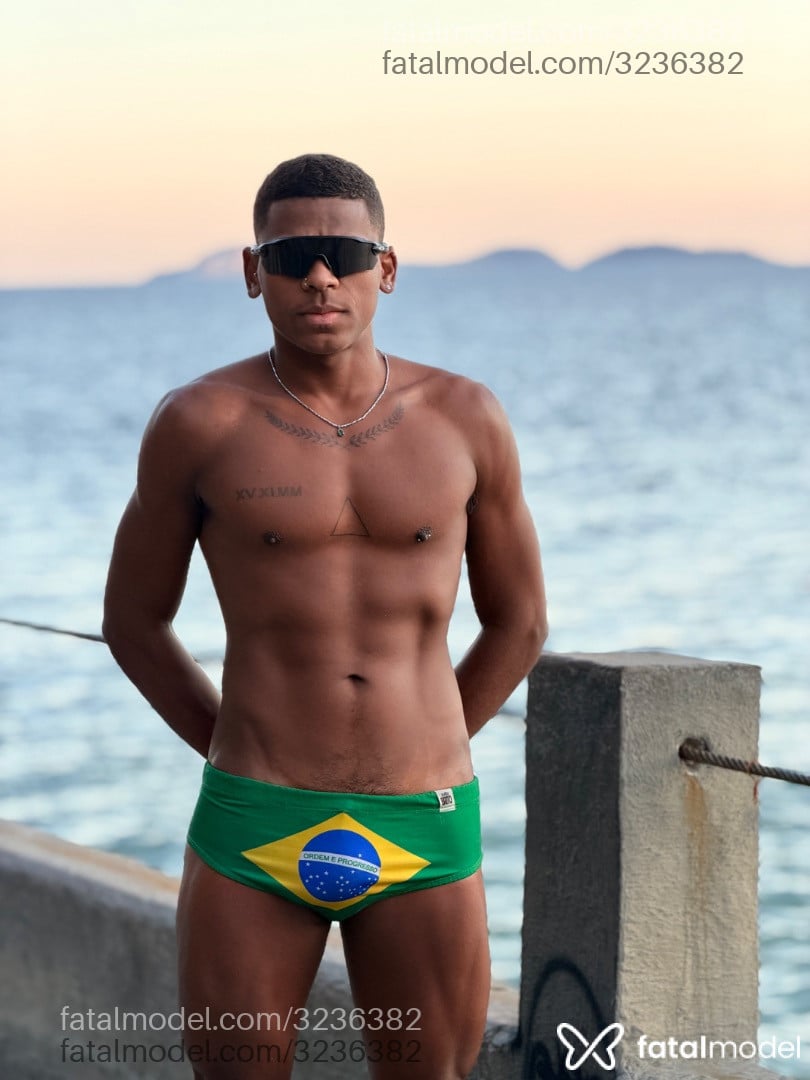 Acompanhante homem morena (o) de olhos castanhos - Vitor