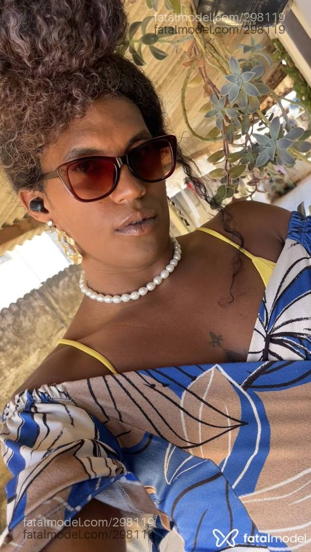 Acompanhante mulher trans com cabelo castanho de olhos pretos em Catalão - Catarine