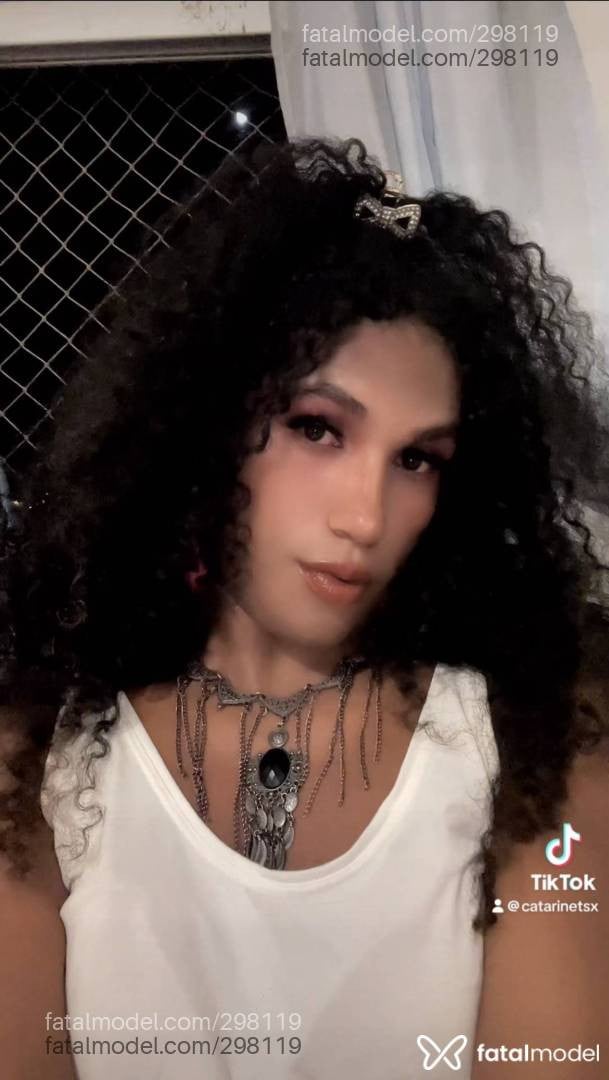 Acompanhante mulher trans com cabelo castanho de olhos pretos - Catarine
