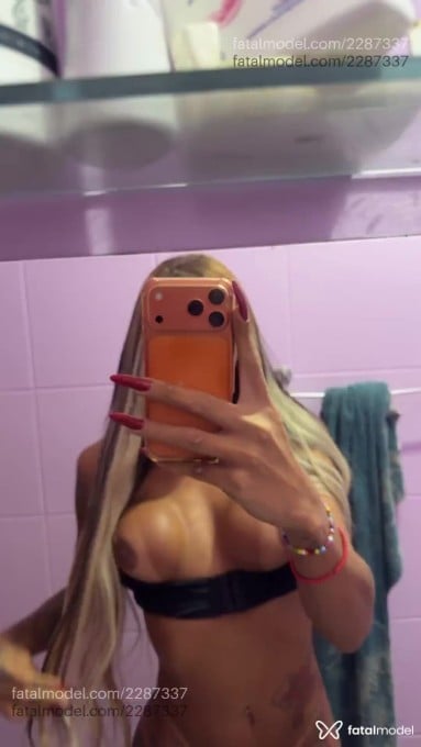 Acompanhante mulher trans morena (o) de olhos mel - Hanna Colucci Acompanhante mulher trans morena (o) de olhos mel - Hanna Colucci