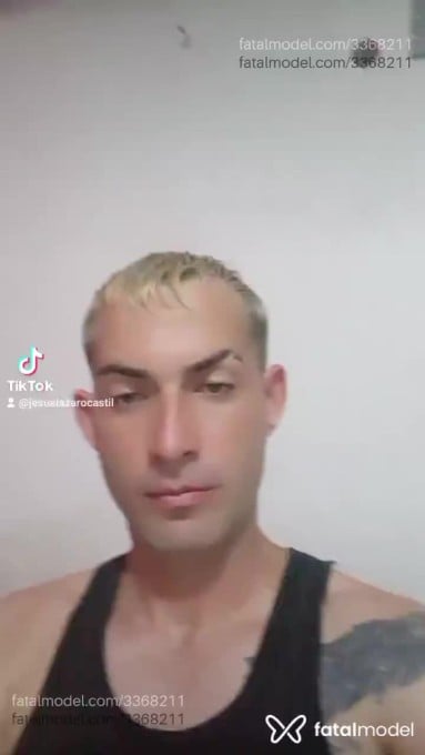Acompanhante homem com cabelo grisalho de olhos verdes - Jesús