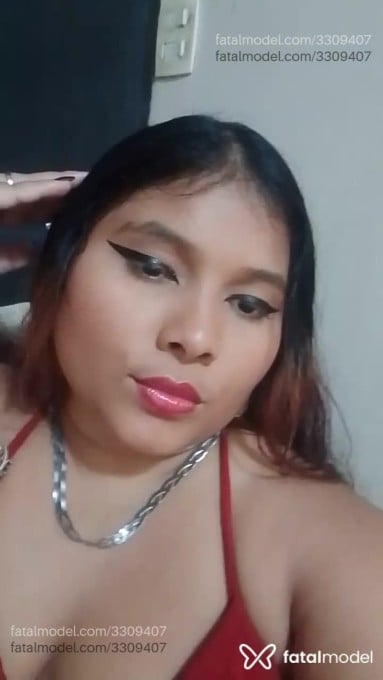 Acompanhante mulher com cabelo colorido de olhos castanhos - Tayna