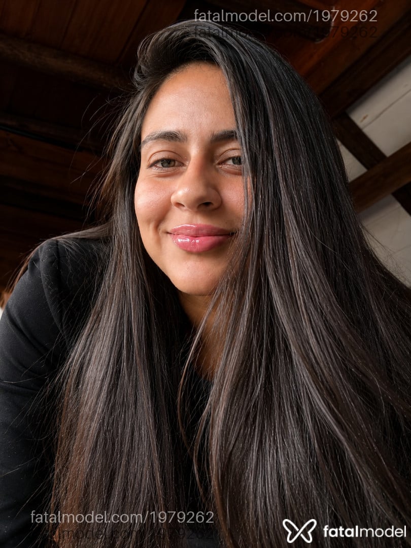 Acompanhante mulher morena (o) de olhos azuis - Fendi