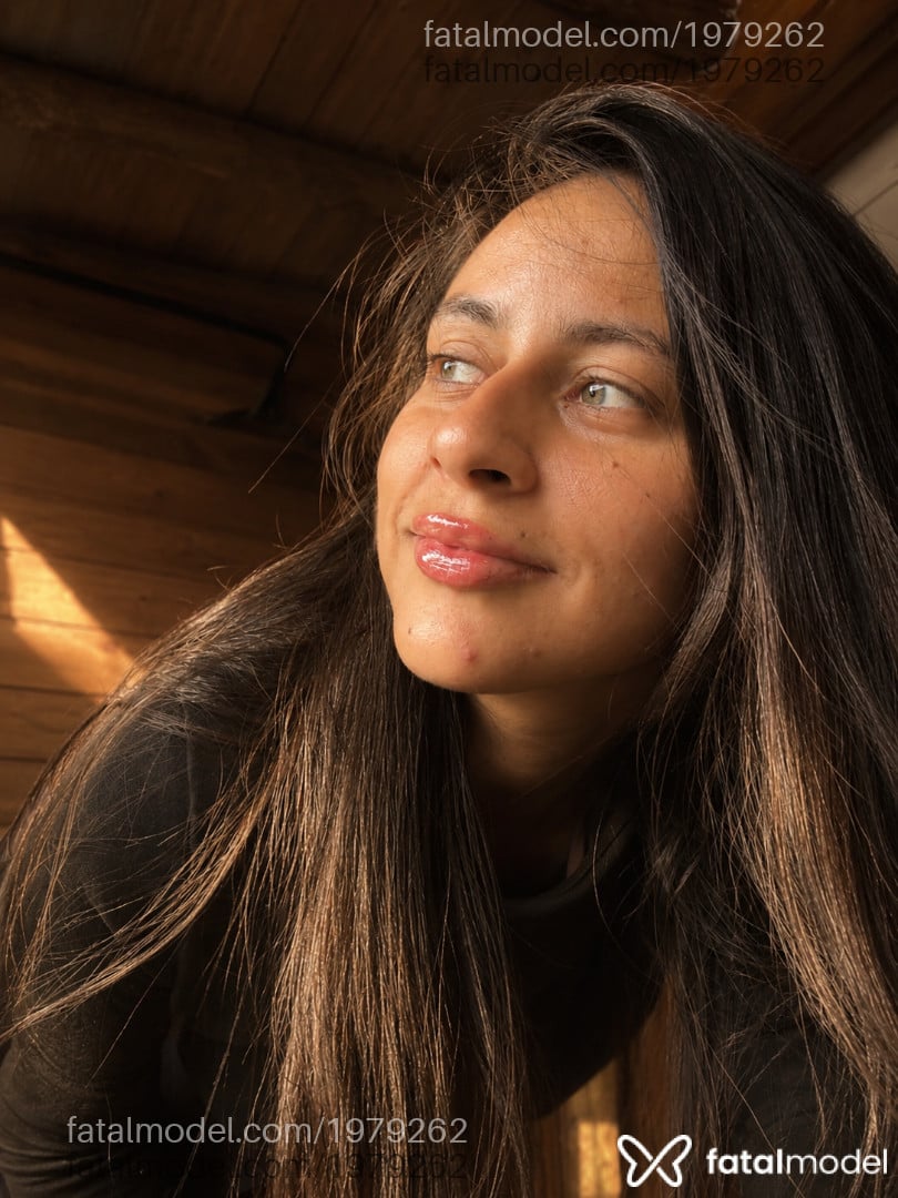 Acompanhante mulher morena (o) de olhos azuis - Fendi