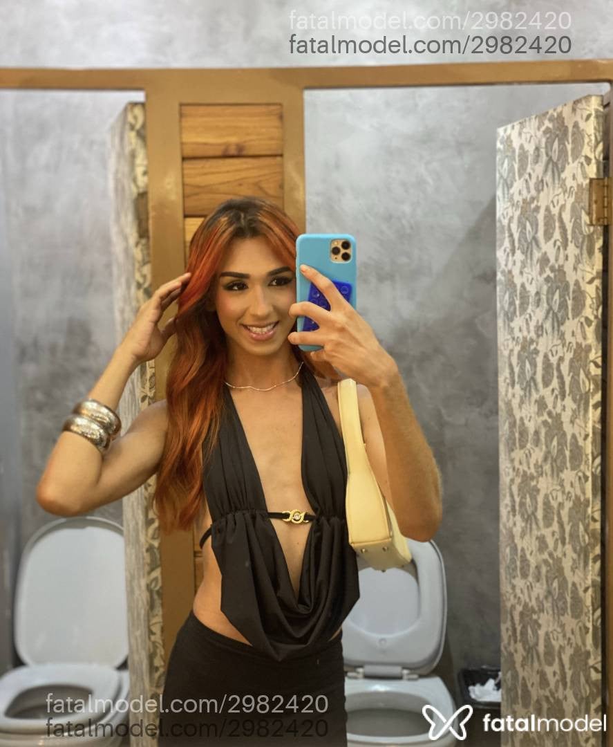 Acompanhante mulher trans loira (o) de olhos castanhos - Lara Aciolli