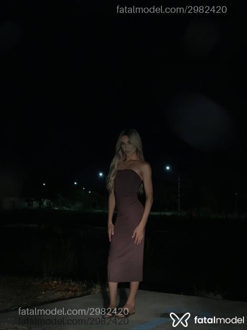 Acompanhante mulher trans loira (o) de olhos castanhos - Lara