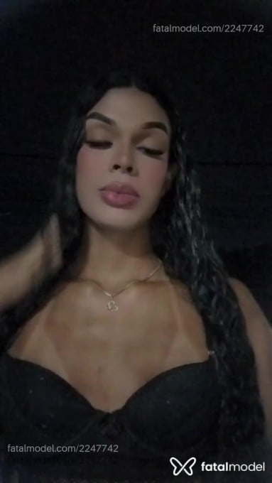 Acompanhante mulher trans morena (o) de olhos pretos - Vick Acompanhante mulher trans morena (o) de olhos pretos - Vick