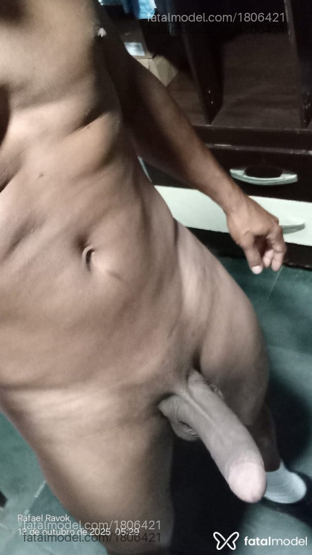Acompanhante homem com cabelo castanho de olhos pretos - Rafael Ravok