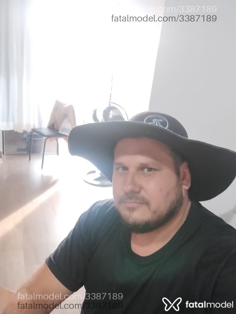 Acompanhante homem com cabelo castanho de olhos azuis em Virtual - Fernando