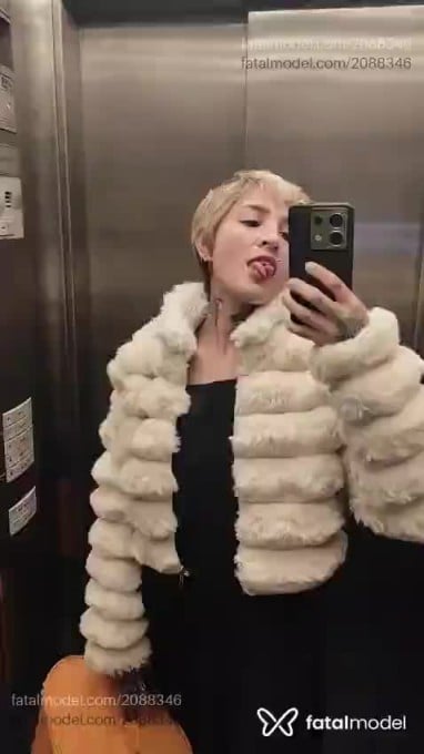 Acompanhante mulher com cabelo castanho de olhos mel - Sister Hong