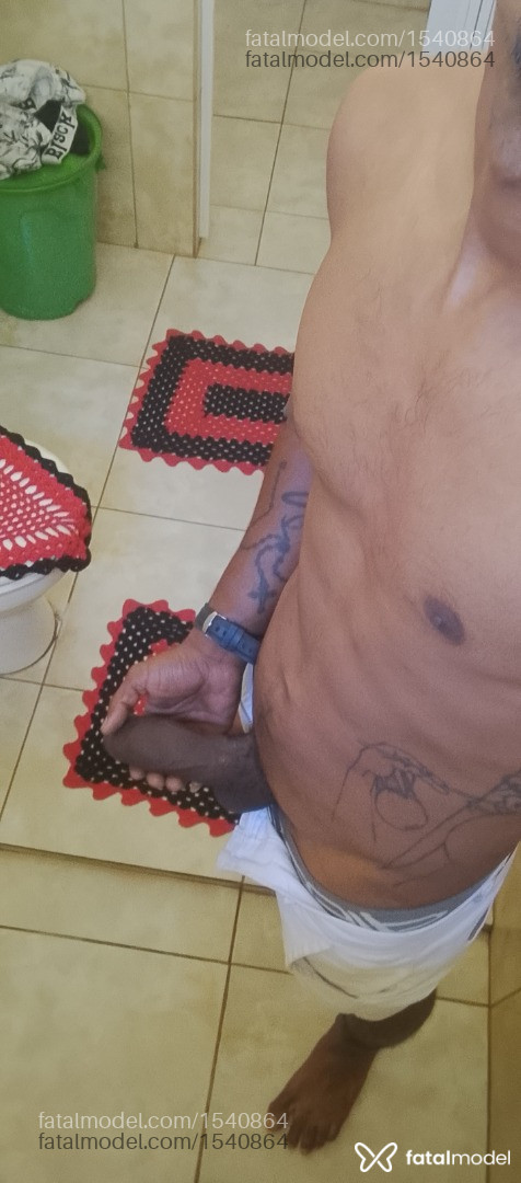 Acompanhante homem com cabelo castanho de olhos castanhos - Preto