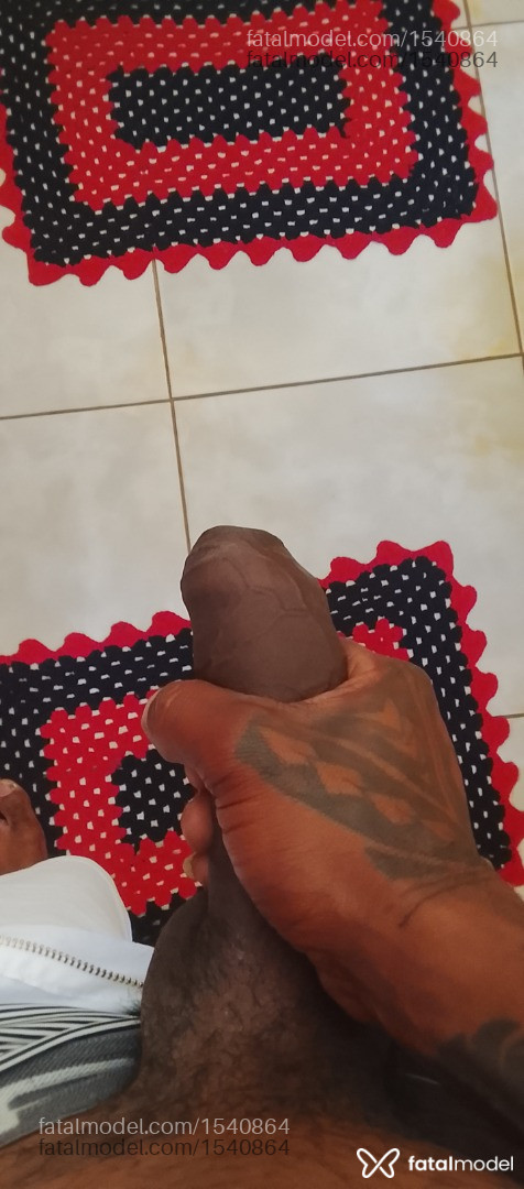 Acompanhante homem com cabelo castanho de olhos castanhos - Preto