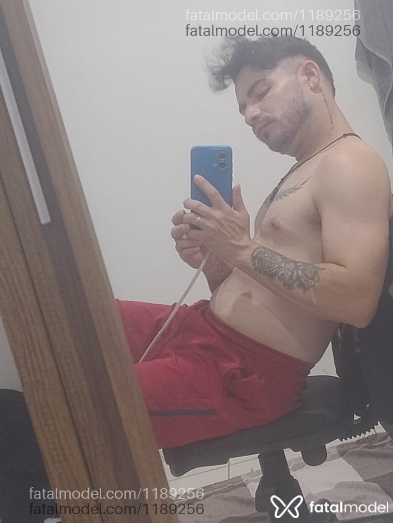 Acompanhante homem com cabelo castanho de olhos castanhos - Ender Silva
