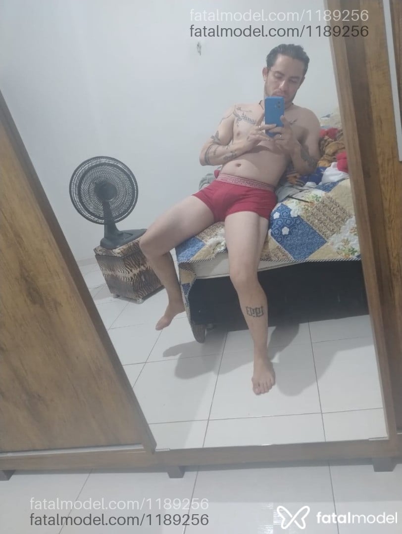 Acompanhante homem com cabelo castanho de olhos castanhos - Ender Silva