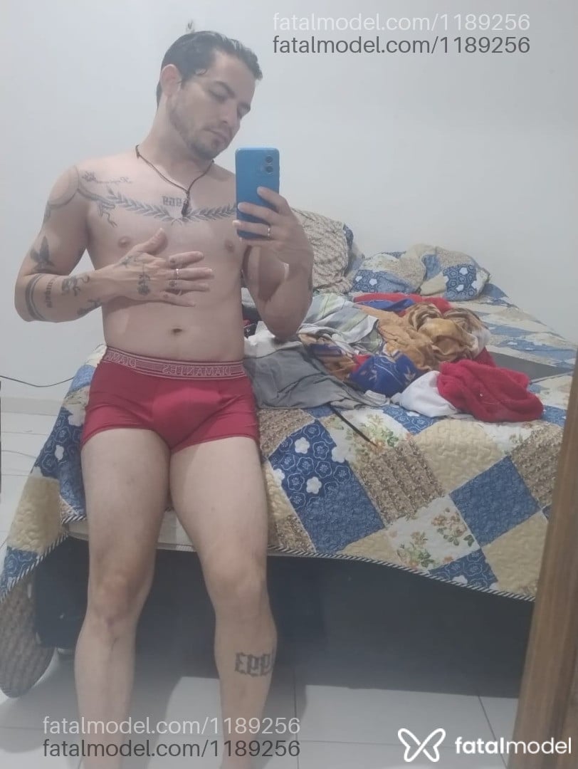 Acompanhante homem com cabelo castanho de olhos castanhos - Ender Silva