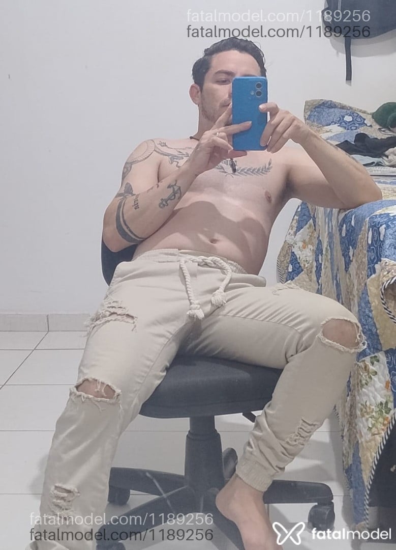 Acompanhante homem com cabelo castanho de olhos castanhos - Ender Silva